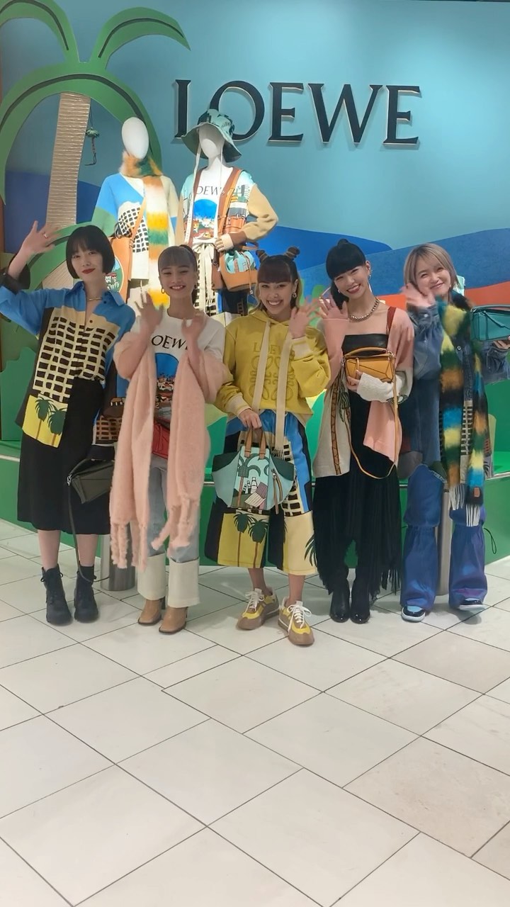 次世代ガールズユニオン Faky の5人が 伊勢丹新宿店で開催中の ロエベ のポップアップストアに来場 ロエベ のバッグやウェアをまとった5 Magmoe