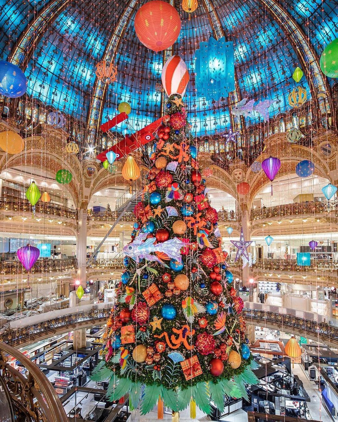 パリで最も有名なデパートと言われるギャラリー ラファイエットそんなヨーロッパ最大規模のギャラリー ラファイエットにカラフルで豪華絢爛なクリスマスツリーが登場 魔 Magmoe