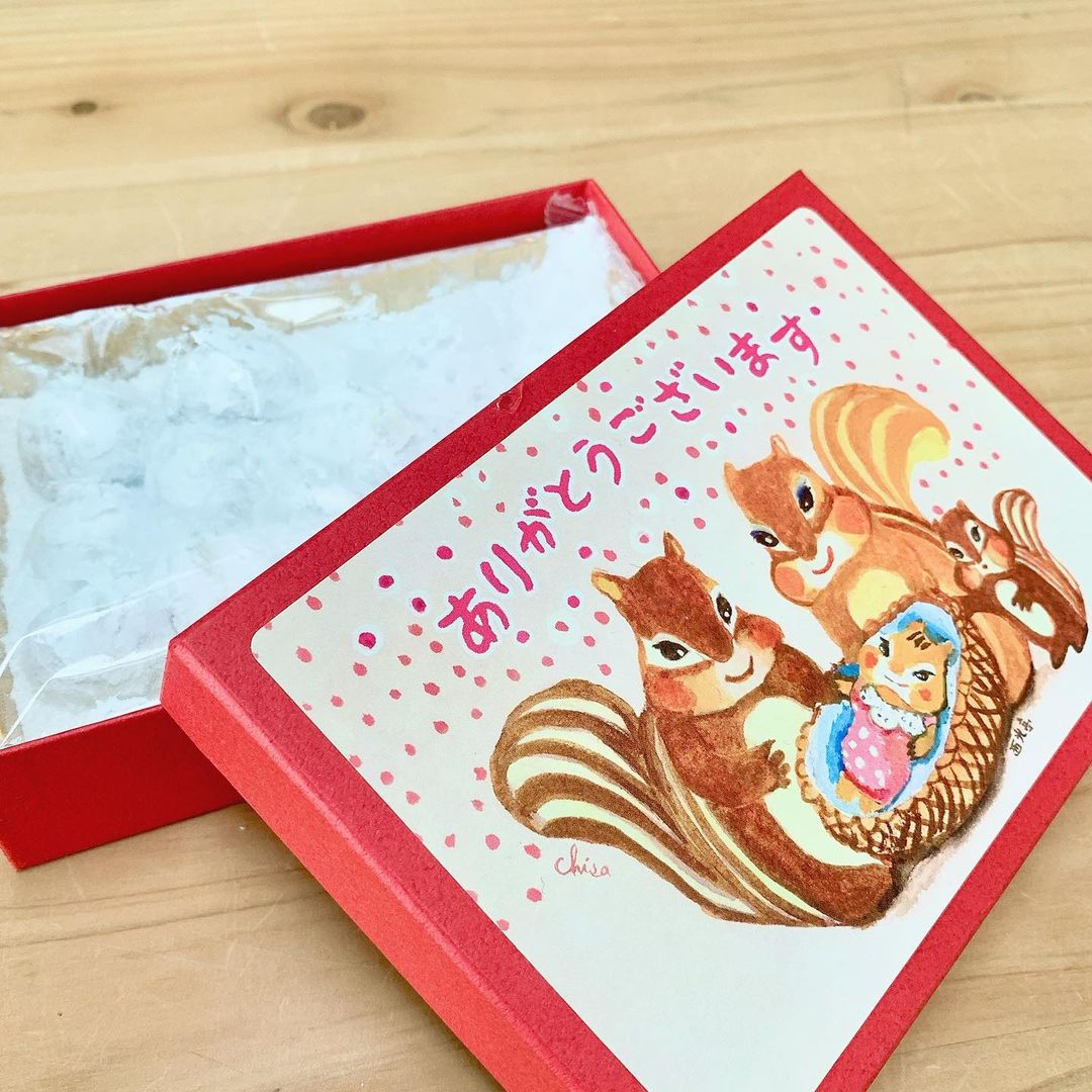 先週 Very児童館のために 編集部に来てくれた申 真衣さん 内祝に西光亭のクッキーをくださりました 西光亭といえば りす のイラストの可愛い箱が Magmoe