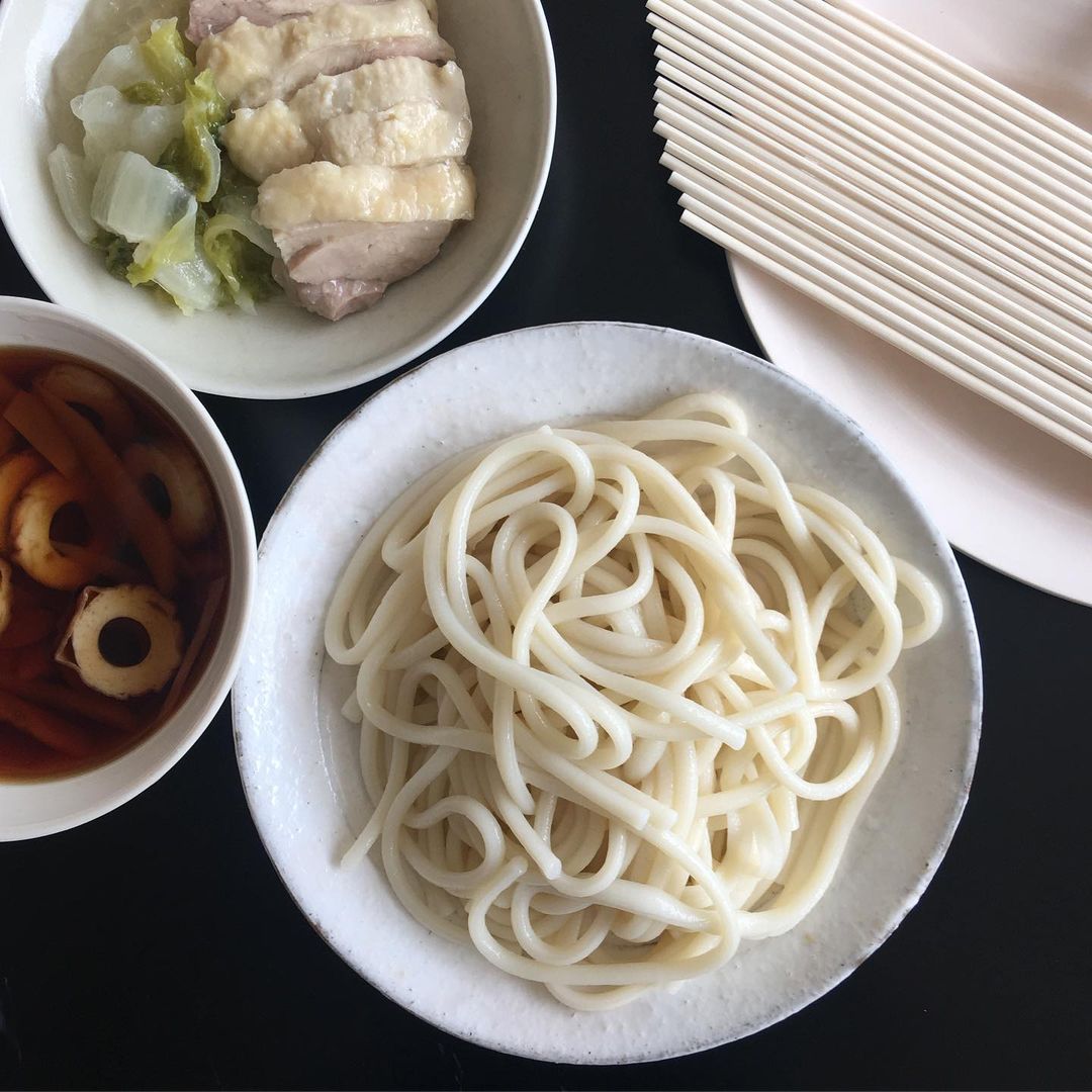 島根の麺といえば 出雲そば ですが 松江で出合ったのはゆで時間18分という太丸乾麺 白梅 丸うどん です 3日間じっくりと熟成させる麺は 讃岐うどんにも負 Magmoe
