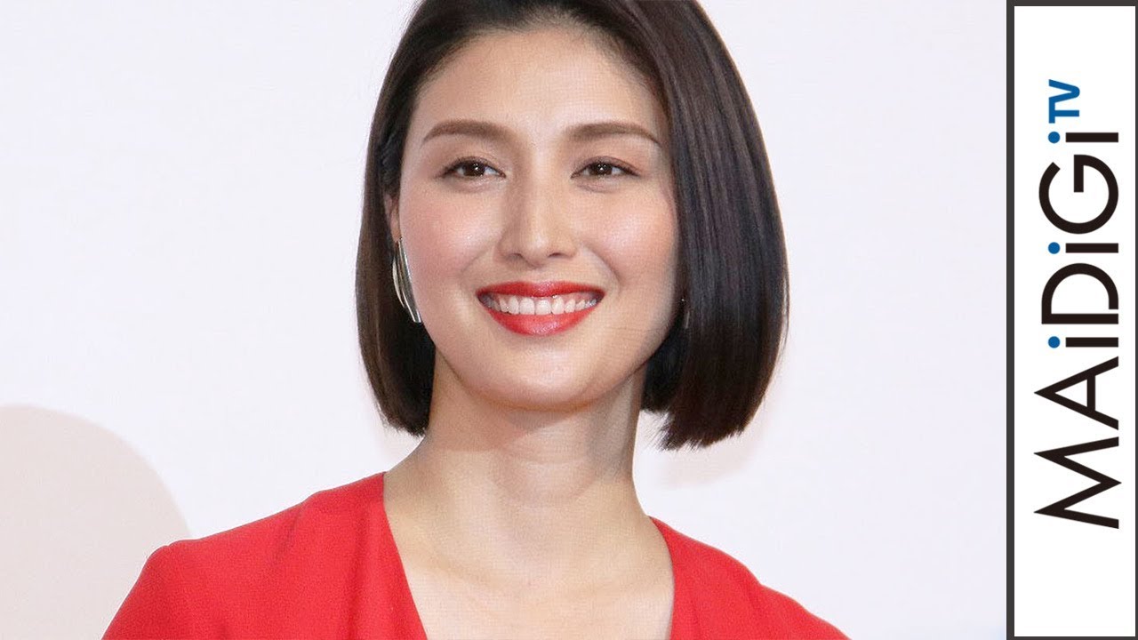 橋本マナミ、深vネックのシンプルワンピで大人の魅力 レースパンプスでフェミニン度アップ Magmoe