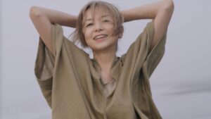 山口智子、波打ち際を歩き柔和なほほ笑み　“着る岩盤浴”BSFINE 新CM