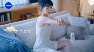 菊地凛子、スレンダーな腕をスーッと撫でてご機嫌！ニベア リペアエキスパート CM＋インタビュー＋メイキング