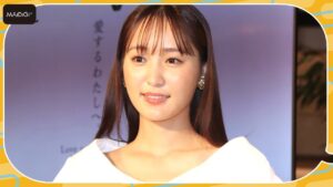 菅井友香、大きな襟の白ブラウス×ふんわりスカートでフェミニンに　パール調アクセで品良く